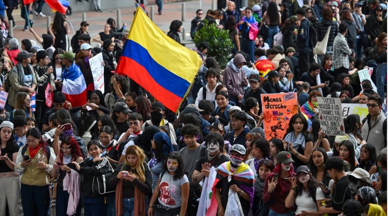 SALEN MILES DE PERSONAS EN COLOMBIA CONTRA EL GOBIERNO