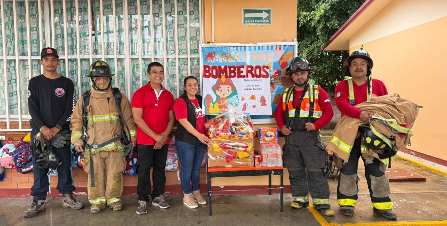 Bomberos visitan jardín de niños 