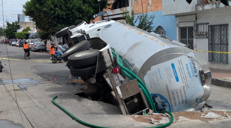 CAE PIPA DE AGUA EN SOCAVÓN EN GUADALAJARA