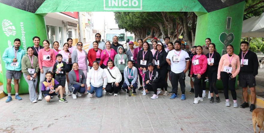 Llenan calles de esperanza rosa