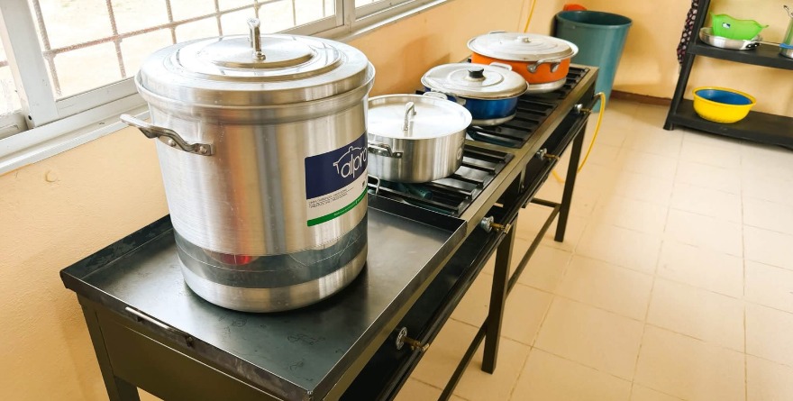 Equipan comedor de escuela primaria