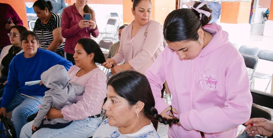 Moctezuma colecta cabello para pelucas