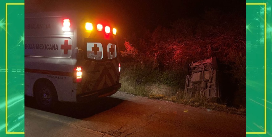 Paramédicos atienden accidente en carretera