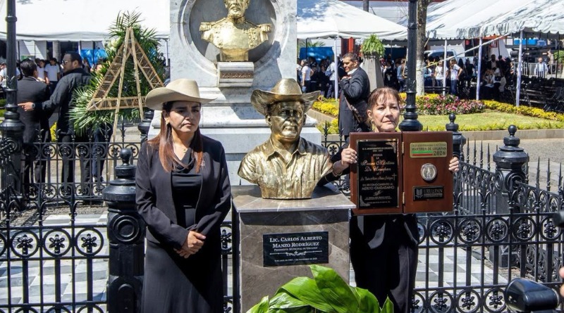 DEVELAN BUSTO DE CARLOS MANZO EN URUAPAN, MICHOACÁN