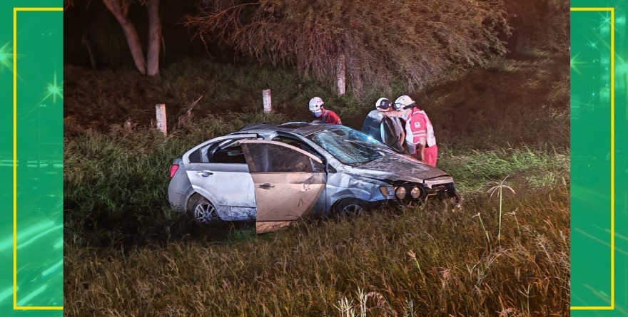Tráiler saca a policías