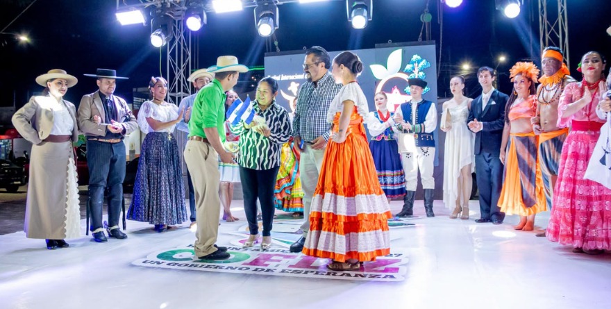 Muestran países su riqueza cultural
