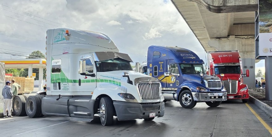 Camioneros potosinos paralizan las carreteras