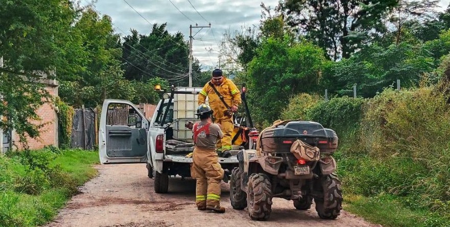 Bomberos atienden incendio