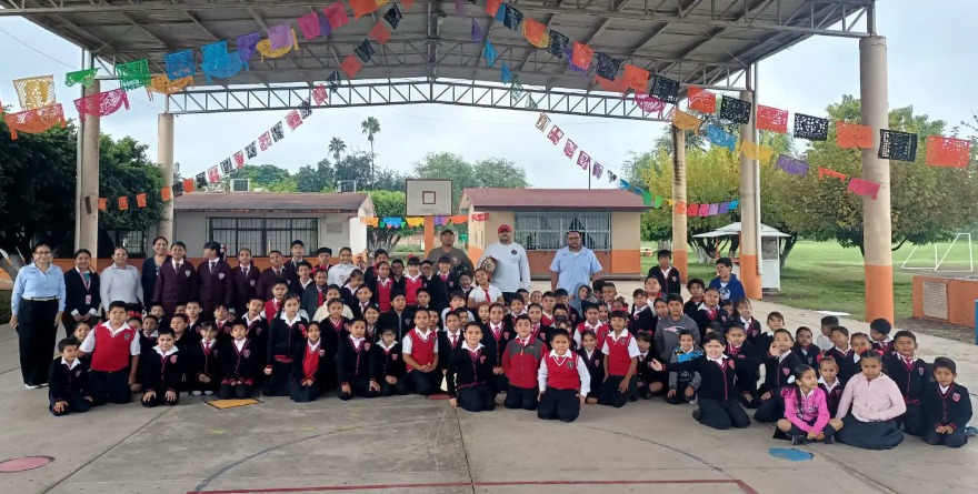 Niños apoyan a bomberos héroes