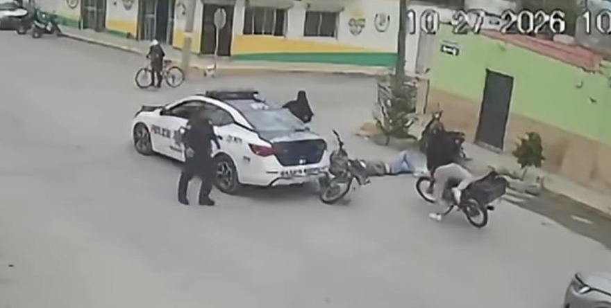 Motociclista colisiona contra unidad policial