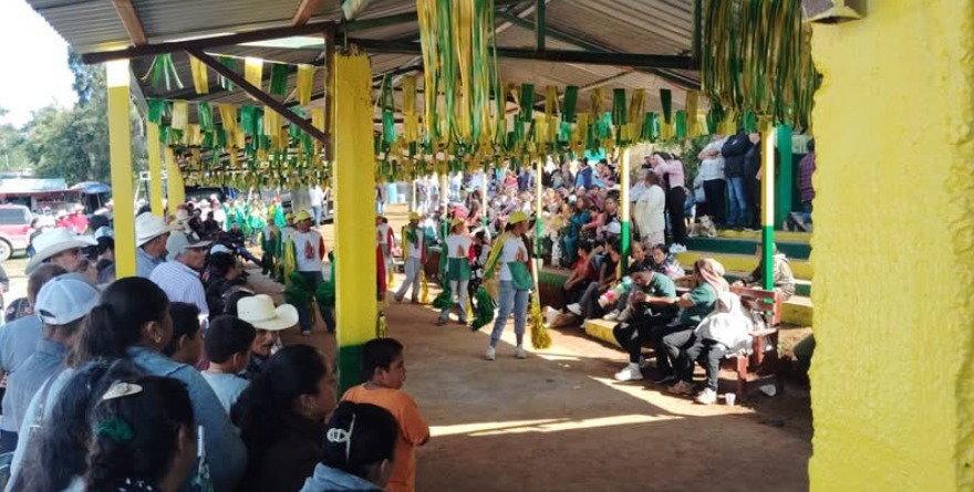 Devotos rinden culto en capilla