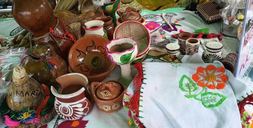 Artesanas exponen creaciones en la UDAT