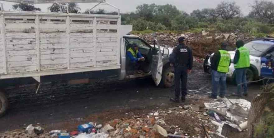 Arrestan a funcionarios por tirar escombro