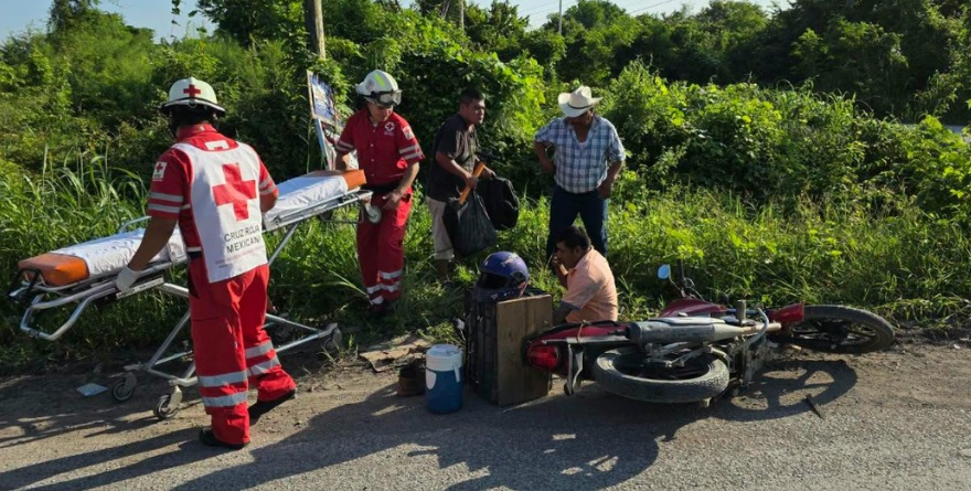 Camioneta embiste a motociclista