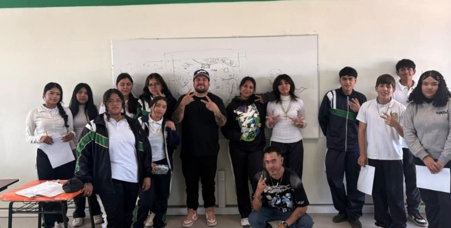 Jóvenes crean mural estatal