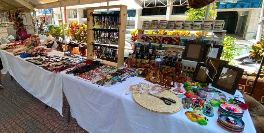 Artesanos piden más espacios en plaza por alta demanda turística