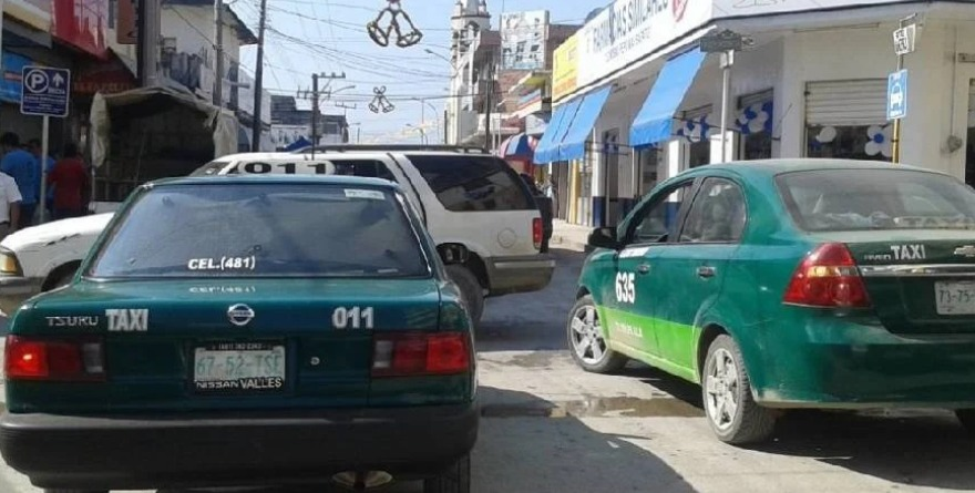 Baches golpean a taxistas