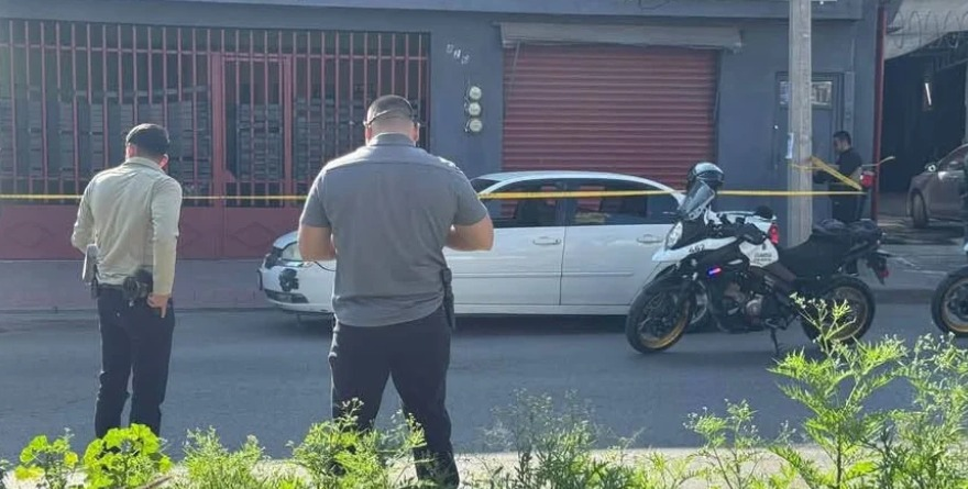 Muere hombre en auto en avenida México