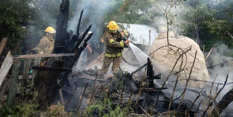 Incendio consume estructura de madera en Tamuín