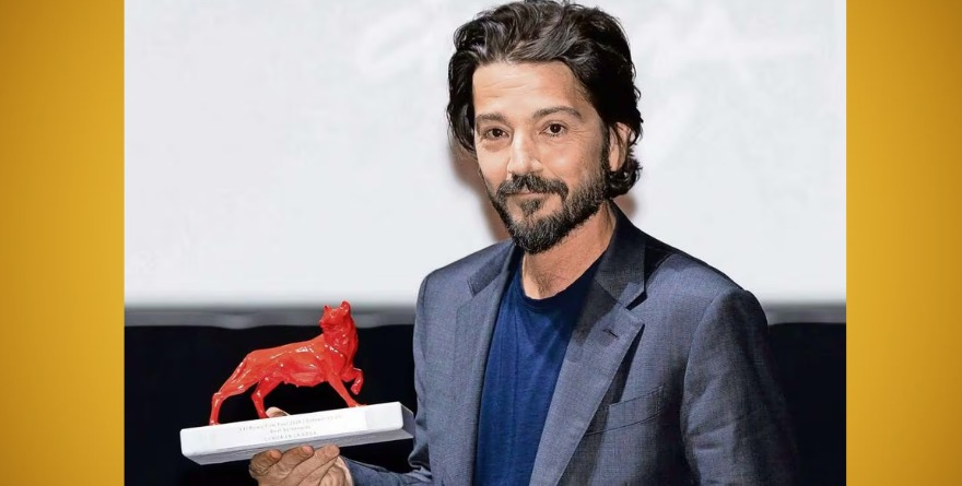 Diego Luna arrasa en Roma con premio de guion