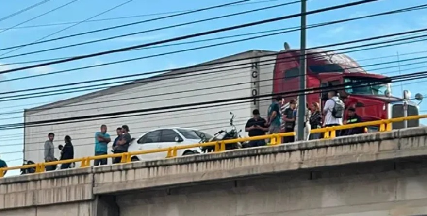Sobrevive motociclista tras brutal caída en puente de la 57 