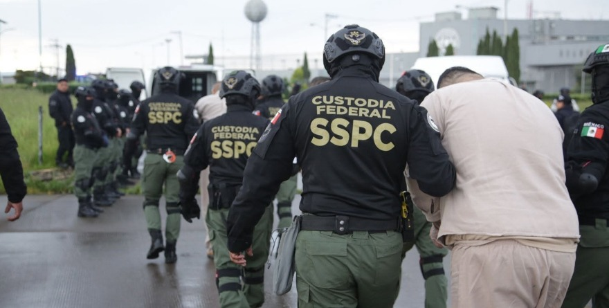 Envían capos a penales federales