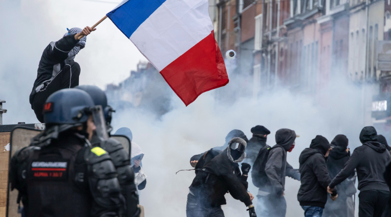 PROTESTAN EN EUROPA BAJO BLINDAJE POLICIAL